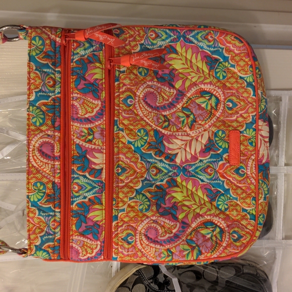 Vera Bradley Handbags - Like new condition cross body Vera Bradley bag